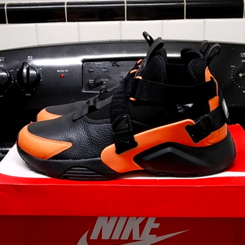 Nike Air Huarache city utility (black total orange) size 10.5 M/12W(2018release)